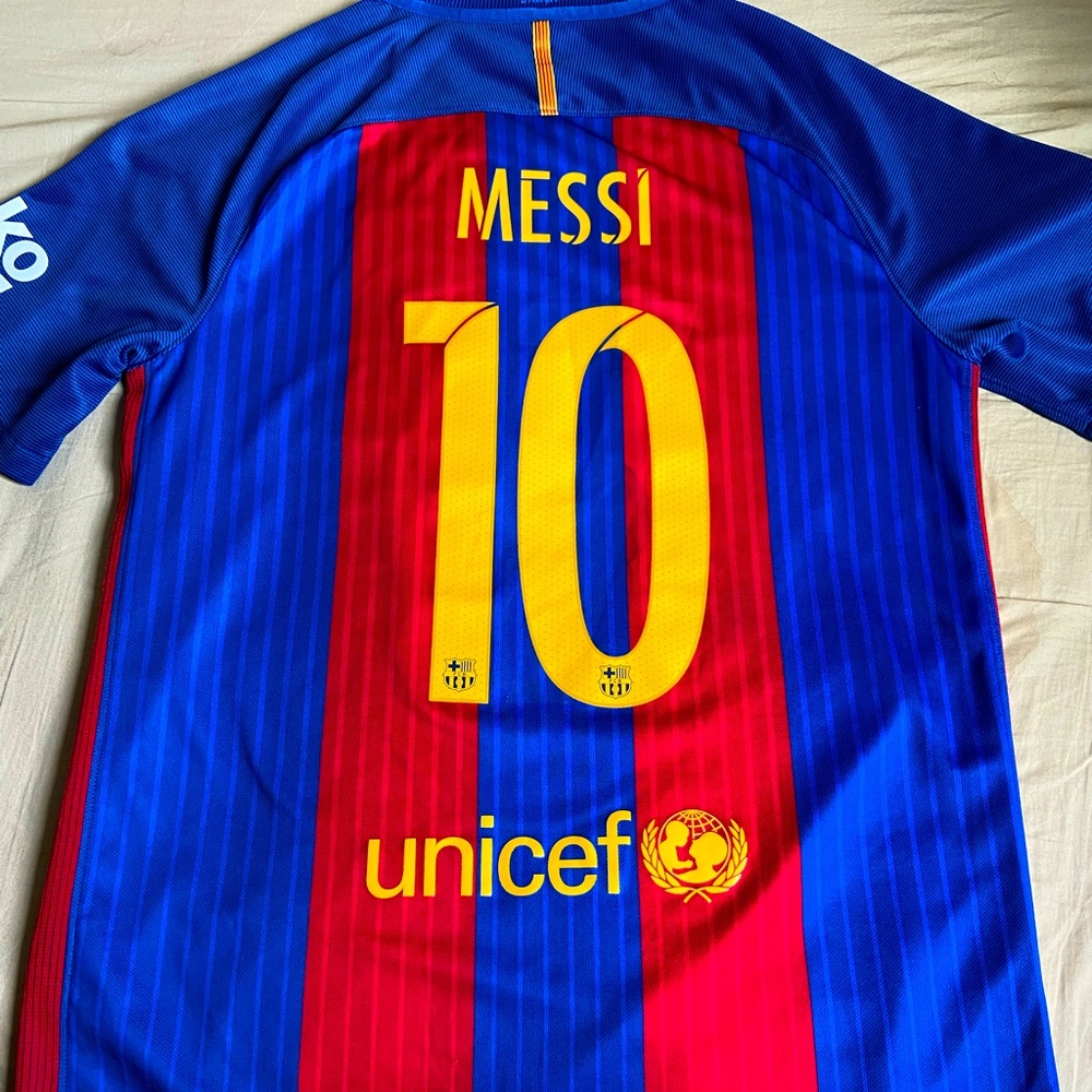 16/17 Nike Barcelona Home Kit w/ Messi #10